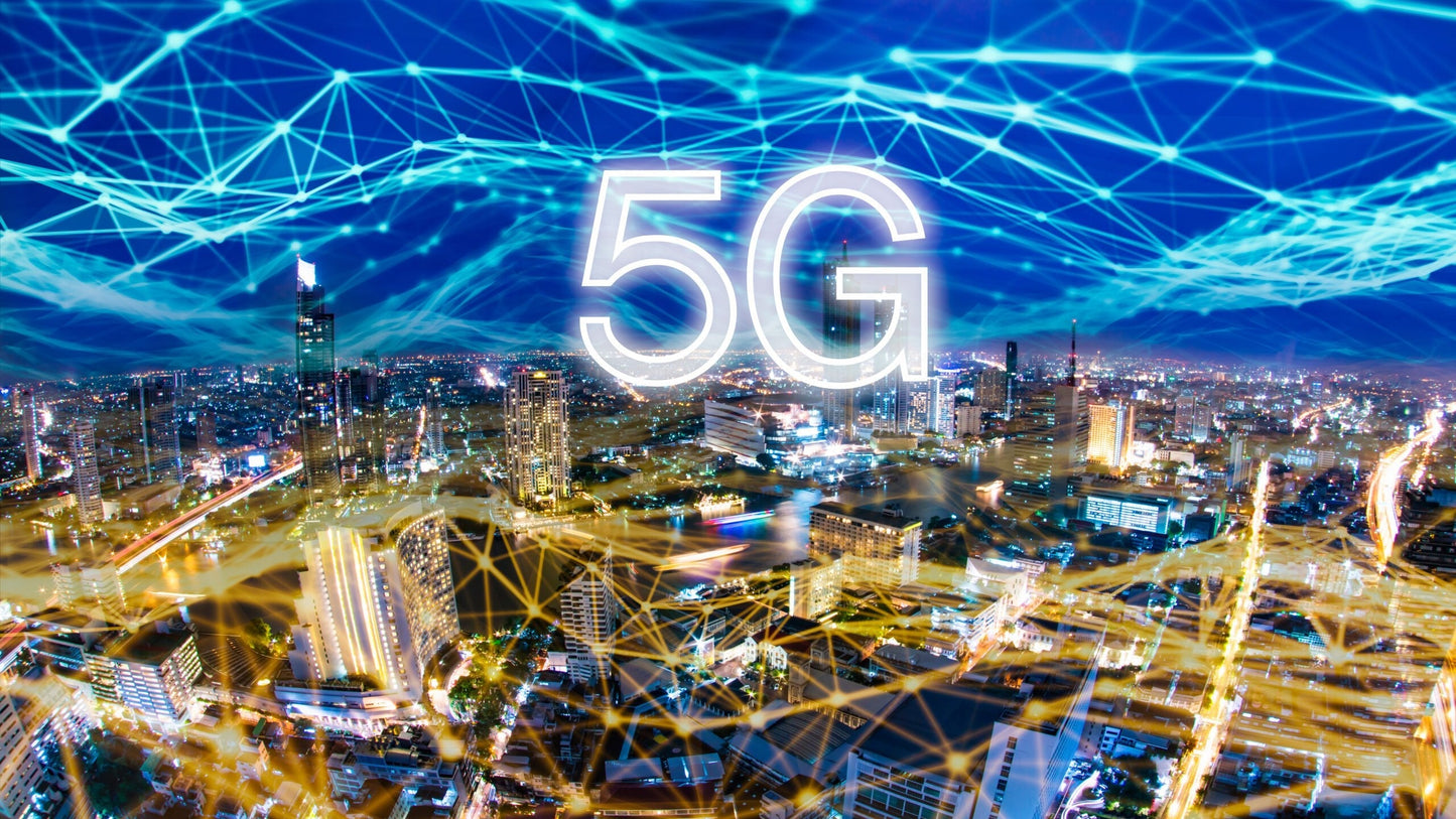 Artistic image of a big city with lines that symbolize the radiation that creates wireless connectivity, with a big 5G symbol at the top